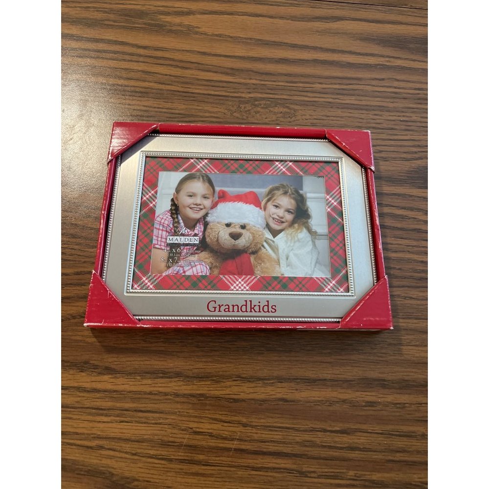 Grandkids frame Malden 4x6 and 5x7 NWT